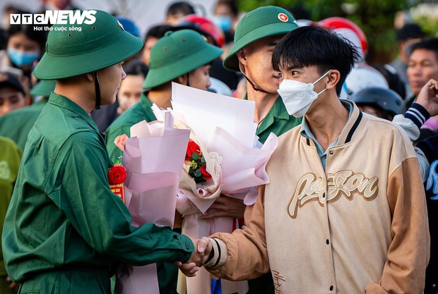 Lời nhắn nhủ xúc động của cha, cái ôm bịn rịn của con gái ngày tân binh nhập ngũ - Ảnh 7.