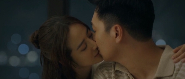 Cặp chính Chúng Ta Của 8 Năm Sau có nụ hôn đầu, netizen lại đổ dồn sự chú ý vào một thế lực nhí - Ảnh 5.