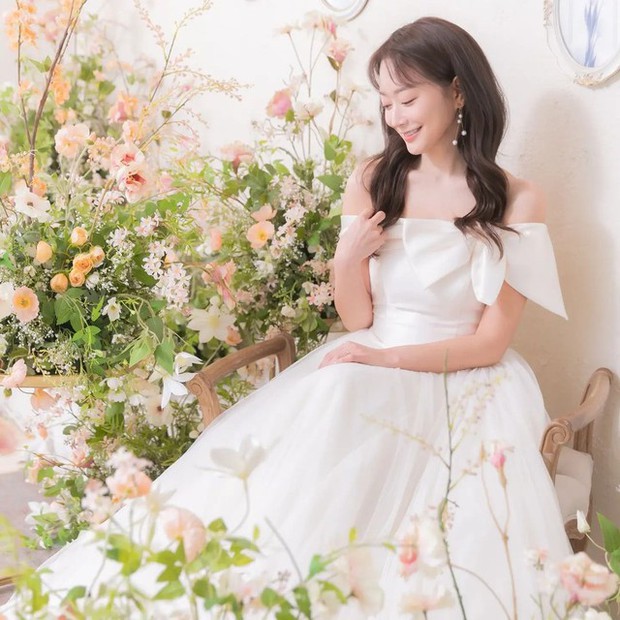 Hình ảnh cưới của Yeon Min Ji và chồng.