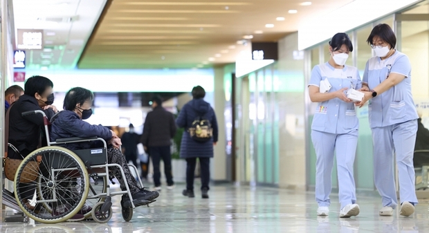 7 ngày khủng hoảng y tế Hàn Quốc: Bệnh nhân bị biến thành con tin, thoi thóp chờ được điều trị, y tá và điều dưỡng lóng ngóng tiếp quản chữa bệnh, 8.897 bác sĩ vẫn mải miết đình công trong bế tắc - Ảnh 2.