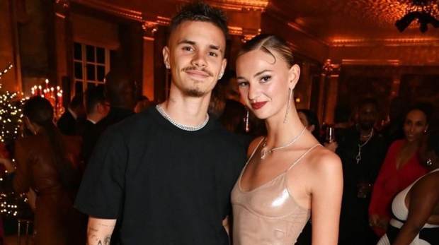 Victoria Beckham suy sụp sau khi cậu con trai cầu thủ chấm dứt mối tình 5 năm với bạn gái - Ảnh 2.