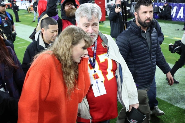 A female star publicly slandered the Taylor Swift - Travis Kelce relationship, but had to be speechless because of the male player's father's profound response - Photo 7.