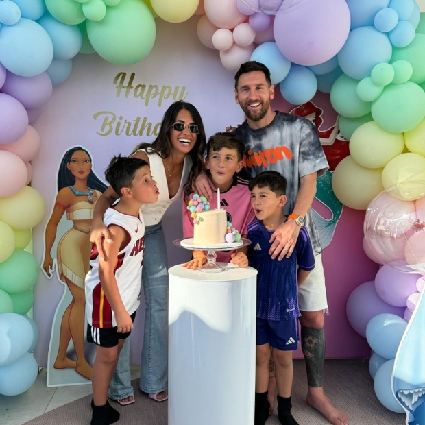 Messi's wife happily celebrated her birthday with relatives, being called by her husband with an extremely affectionate word - Photo 2.