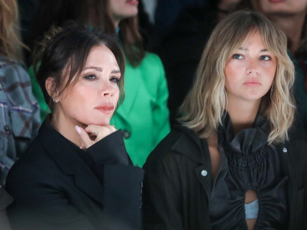 Victoria Beckham suy sụp sau khi cậu con trai cầu thủ chấm dứt mối tình 5 năm với bạn gái - Ảnh 1.