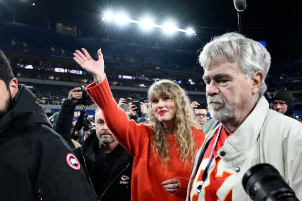 A female star publicly criticized the relationship between Taylor Swift and Travis Kelce, but had to be speechless because the male player's father responded deeply - Photo 6.