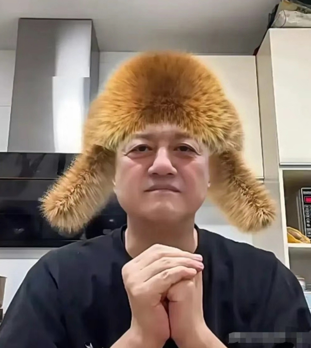 Lý Á Bằng khóc lóc trên livestream