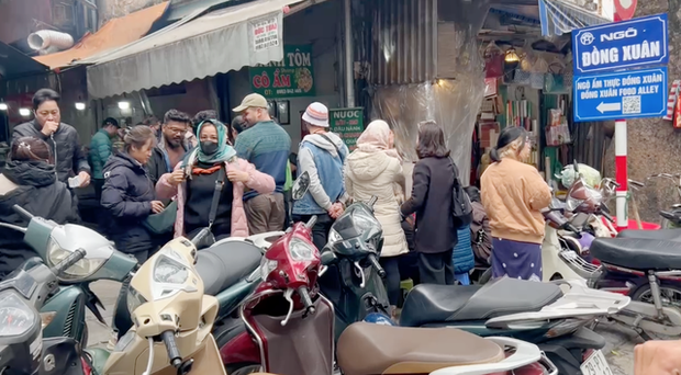Cảnh tượng khách nước ngoài xếp hàng chờ ăn bánh tôm ở một khu chợ tại Hà Nội khiến nhiều người bất ngờ - Ảnh 3.
