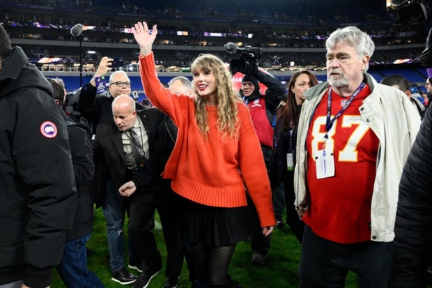 A female star publicly cursed the relationship between Taylor Swift and Travis Kelce, but had to be speechless because of the male player's father's profound response - Photo 5.