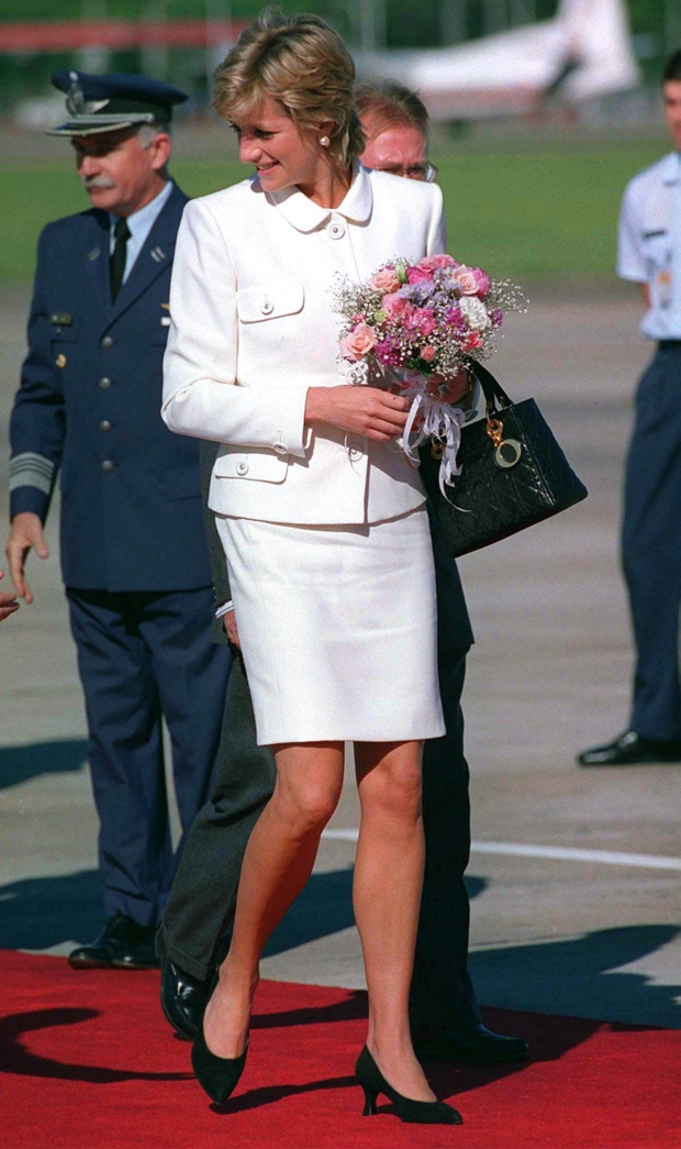 Vương phi Diana từng sử dụng một chiếc túi xách nhiều đến mức hãng đặt lại theo tên của bà, món đồ này hiện có giá bao nhiêu? - Ảnh 4.