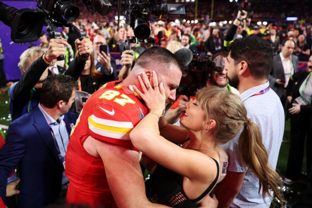 A female star publicly criticized the relationship between Taylor Swift and Travis Kelce, but had to be speechless because the male player's father responded deeply - Photo 4.