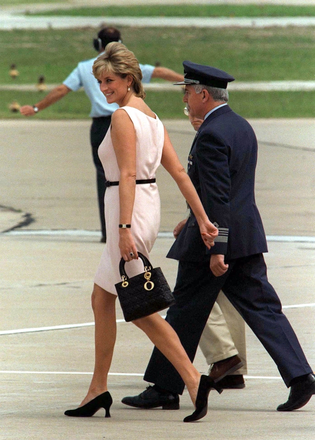 Vương phi Diana từng sử dụng một chiếc túi xách nhiều đến mức hãng đặt lại theo tên của bà, món đồ này hiện có giá bao nhiêu? - Ảnh 3.