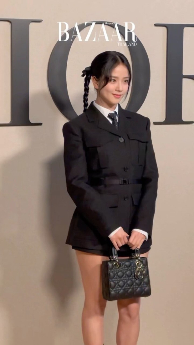 Jisoo hóa chị Tư Wednesday xinh ngút ngàn tại Paris Fashion Week, bất ngờ chễm chệ ngồi hàng ghế đầu với bố chồng tương lai của Lisa! - Ảnh 10.