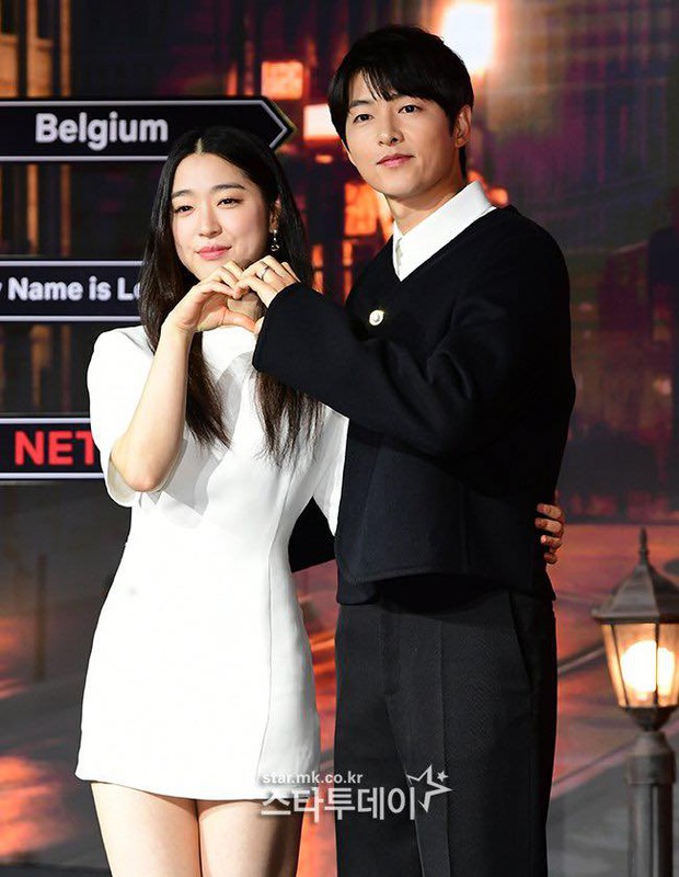 Song Joong Ki khoe nhan sắc đỉnh cao ở họp báo phim mới, cực đẹp đôi bên tình màn ảnh kém 11 tuổi - Ảnh 2.