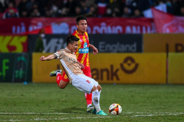 HLV Kiatisuk hết sức vui sướng với chiến thắng của đội bóng