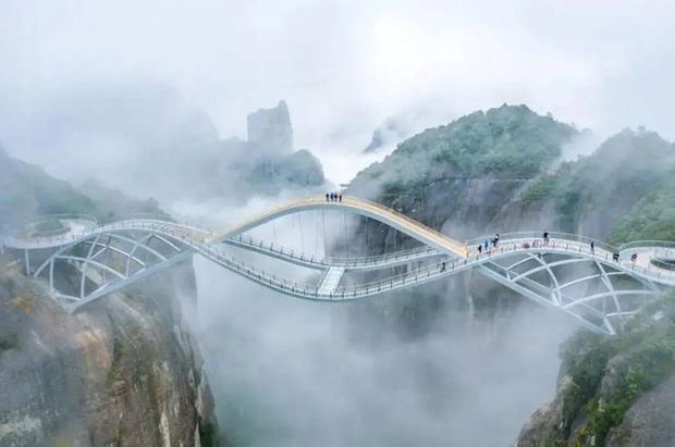 Cầu kính độc lạ uốn lượn giữa trời mây ở Trung Quốc - Ảnh 5.