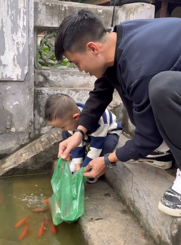 Duy Mạnh khoe ảnh con trai kháu khỉnh, hội tuyển thủ Quế Ngọc Hải, Phan Văn Đức lập tức có phản ứng thú vị - Ảnh 2.