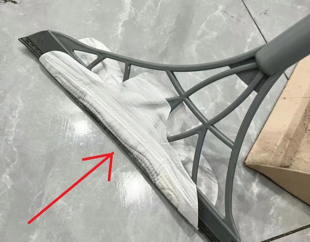 Độc lạ chống nồm sàn nhà bằng băng vệ sinh: Netizen tung hô cách làm thông minh, thực hư hiệu quả ra sao? - Ảnh 2.
