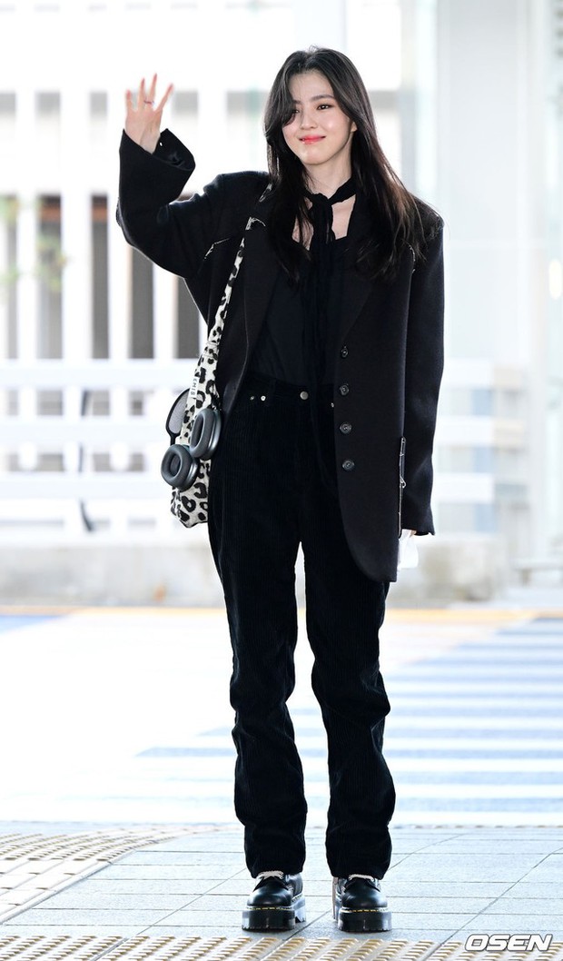 Style diện đồ tối màu của Han So Hee: Không hề cộng tuổi cho người mặc, luôn sang trọng và chuẩn mốt - Ảnh 2.