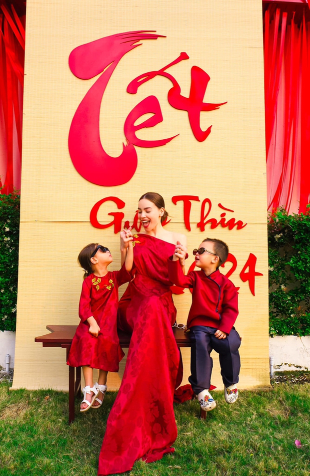 Hồ Ngọc Hà tung ảnh Tết cực phẩm bên cặp sinh đôi, Lisa - Leon chiếm spotlight vì sang chảnh hơn cả mẹ - Ảnh 3.