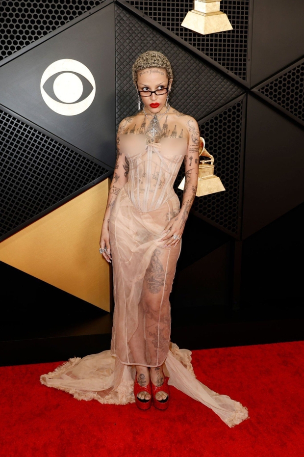 Super Grammy red carpet 2024: King snake Taylor Swift closely slashes the "sorrowful woman" pairing of Lana Del Rey and Miley Cyrus, not as controversial as Doja Cat's indiscretion - Photo 11.