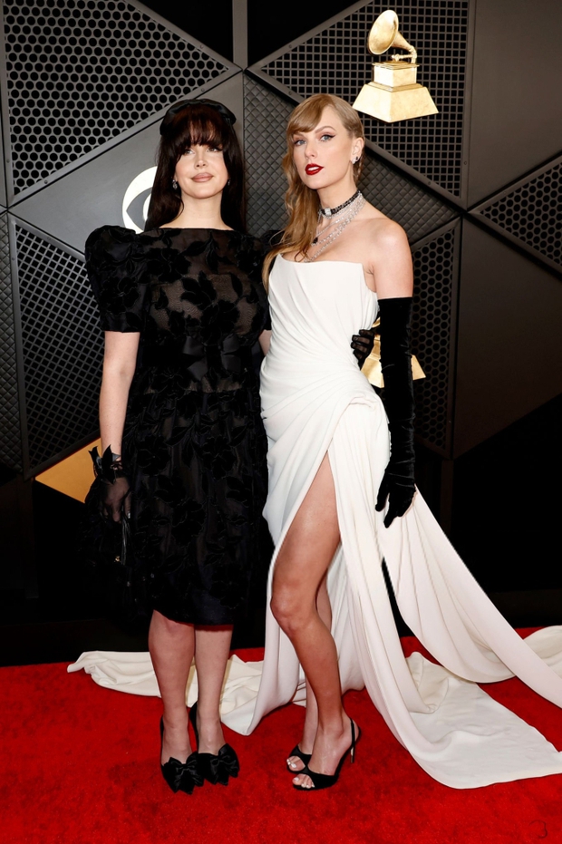 Super Grammy red carpet 2024: King snake Taylor Swift closely slashes the "sorrowful woman" pairing of Lana Del Rey and Miley Cyrus, not as controversial as Doja Cat's indiscretion - Photo 6.