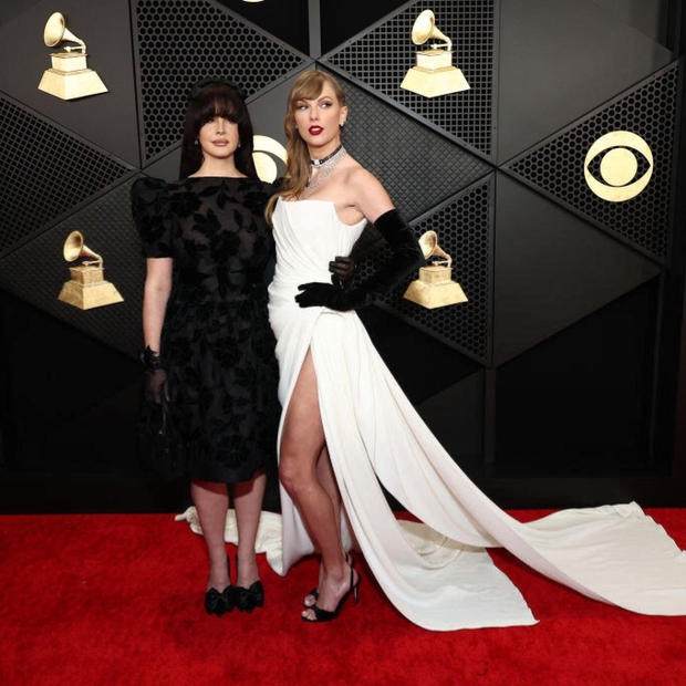 Super Grammy red carpet 2024: King snake Taylor Swift closely slashes the "sorrowful woman" pairing of Lana Del Rey and Miley Cyrus, not as controversial as Doja Cat's indiscretion - Photo 5.