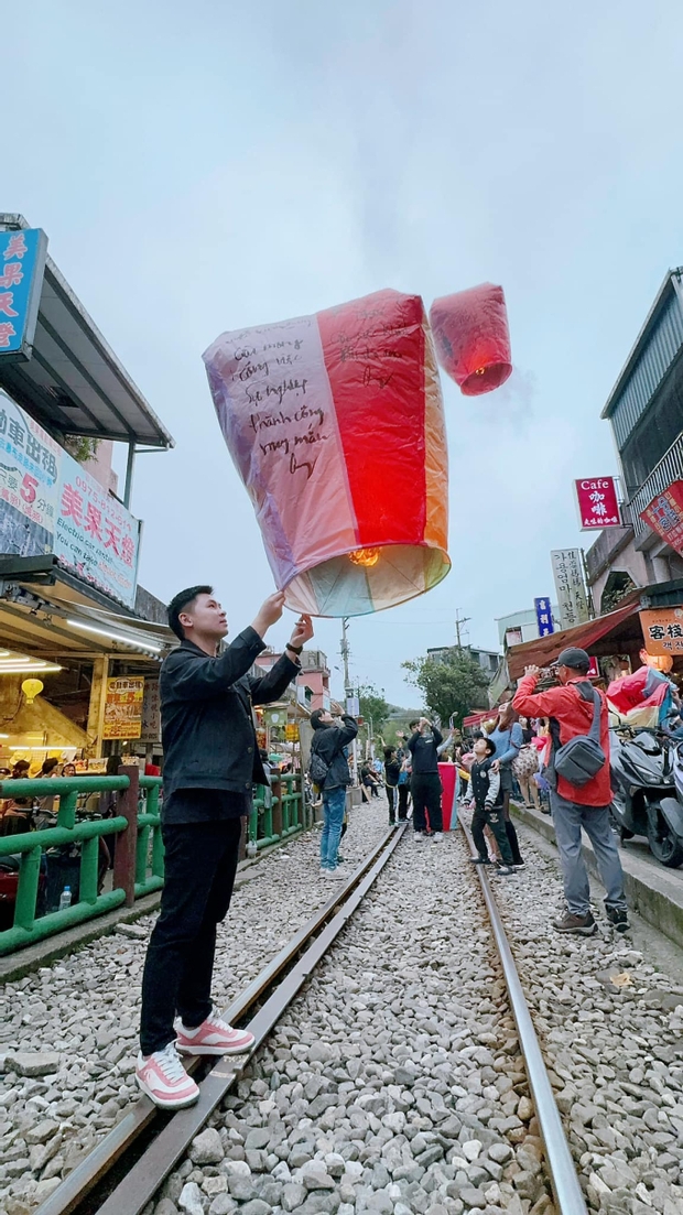 Hoa hậu Đỗ Mỹ Linh cùng Chủ tịch Hà Nội FC đón sinh nhật ở nước ngoài, trao cho ông xã nụ hôn ngọt ngào - Ảnh 3.