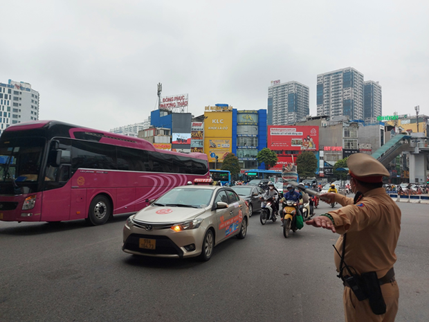 Cảnh sát giao thông Hà Nội căng mình phân luồng, điều tiết giao thông ngày giáp Tết - Ảnh 3.