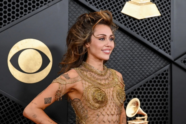 Miley Cyrus cố slay với đầm như nude 100% ở Grammy 2024, ngờ đâu bị chị đại ngực khủng Mariah Carey lu mờ ngay thời khắc quan trọng - Ảnh 6.