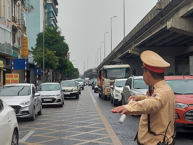 Cảnh sát giao thông Hà Nội căng mình phân luồng, điều tiết giao thông ngày giáp Tết - Ảnh 1.