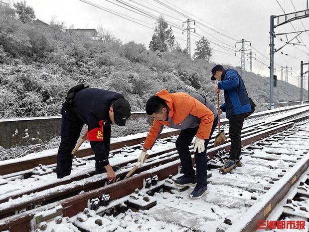 Bão tuyết cản trở Xuân vận Trung Quốc: Chạy ô tô, đi máy bay, ngồi tàu hỏa đều sợ không kịp về nhà đón Tết - Ảnh 8.