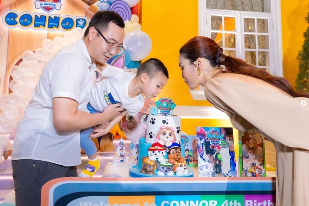 Cung điện dát vàng của vợ chồng Lan Khuê ngày Tết: Không gian ngập tràn hoa, trang trí đài phun nước bắt mắt - Ảnh 7.