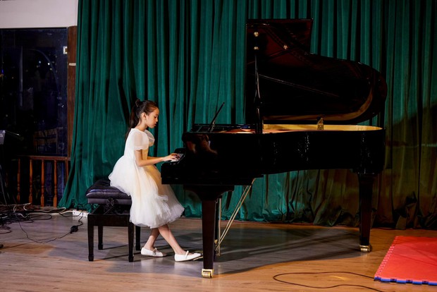 Không chỉ múa ballet, cưỡi ngựa xuất sắc, con gái Hà Kiều Anh còn gây thương nhớ khi biểu diễn bộ môn nghệ thuật piano - Ảnh 1.