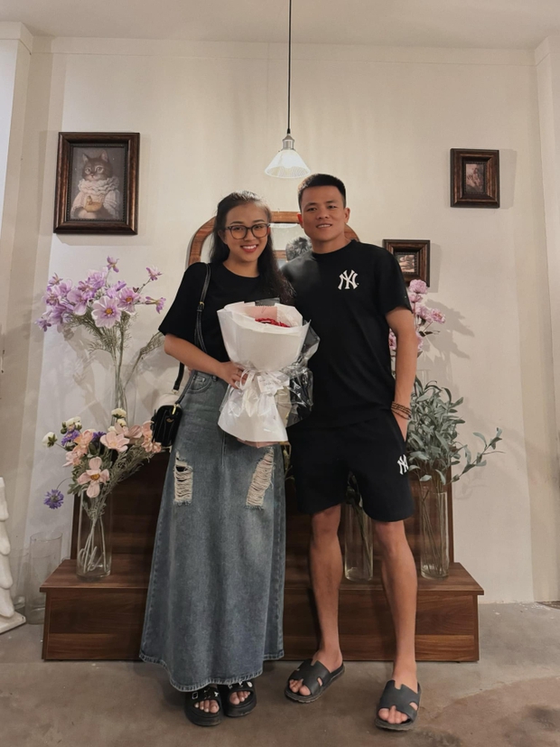 Tiền vệ đội tuyển Việt Nam đính hôn, Quang Hải, Văn Hậu lập tức vào “nhả vía cực mạnh ” chúc mừng - Ảnh 4.