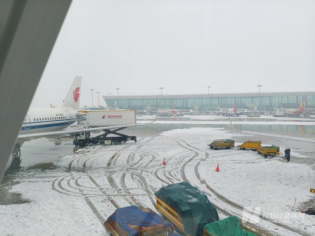 Bão tuyết cản trở Xuân vận Trung Quốc: Chạy ô tô, đi máy bay, ngồi tàu hỏa đều sợ không kịp về nhà đón Tết - Ảnh 6.