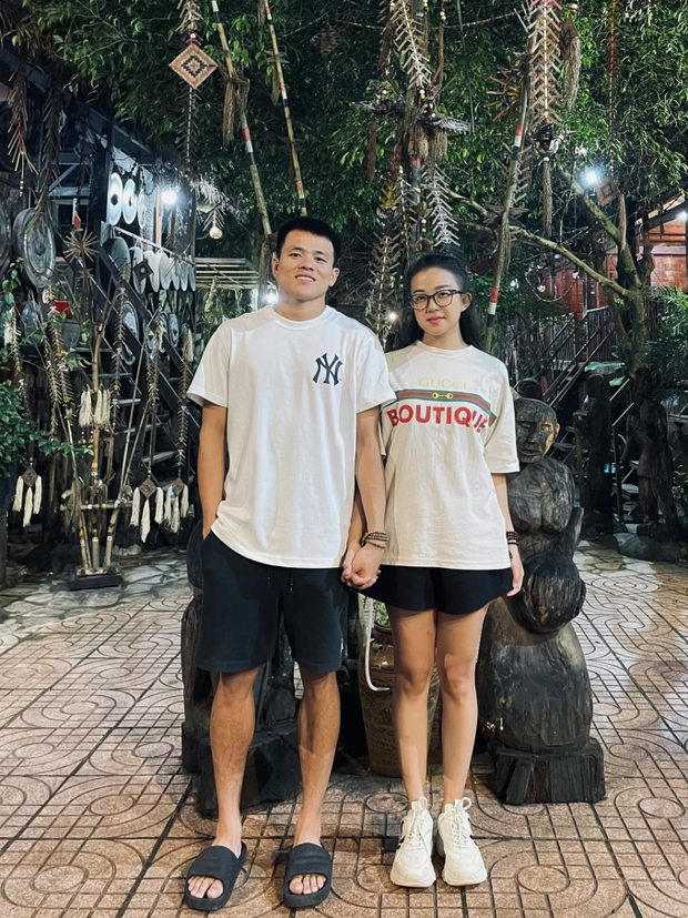 Tiền vệ đội tuyển Việt Nam đính hôn, Quang Hải, Văn Hậu lập tức vào “nhả vía cực mạnh ” chúc mừng - Ảnh 3.