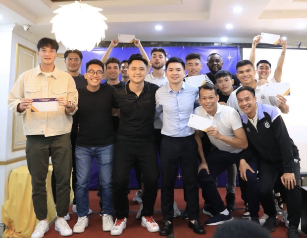 Cầu thủ về quê ăn Tết: Nửa đêm nằm co ro ở sân bay cũng chẳng màng vì chỉ cần được về nhà - Ảnh 3.
