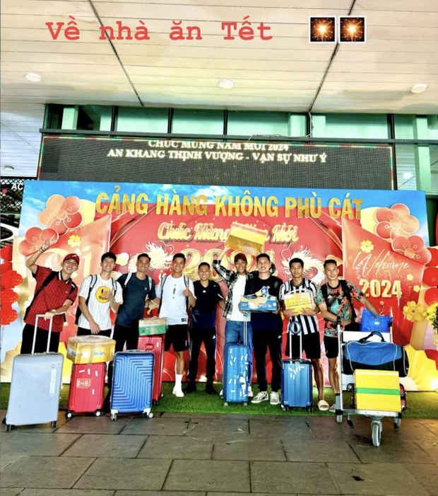 Cầu thủ về quê ăn Tết: Nửa đêm nằm co ro ở sân bay cũng chẳng màng vì chỉ cần được về nhà - Ảnh 2.