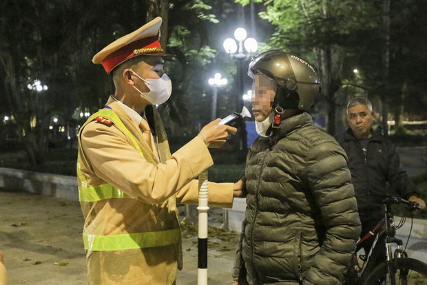 Hà Nội: Sau tiệc tất niên, nhiều “ma men” bị phạt hàng triệu đồng khi ra đường - Ảnh 9.