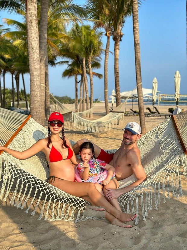 Hà Anh tự tin diện bikini, khoe bụng bầu 6 tháng - Ảnh 1.