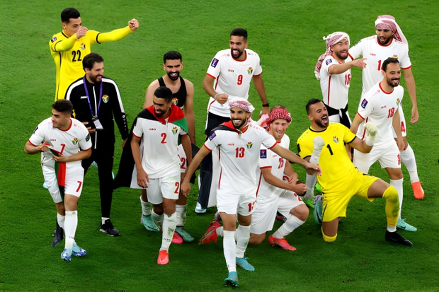 Son Heung-min thất thần, bật khóc xin lỗi fan sau khi Hàn Quốc bị loại xấu hổ tại Asian Cup: Thật quá thất vọng - Ảnh 4.