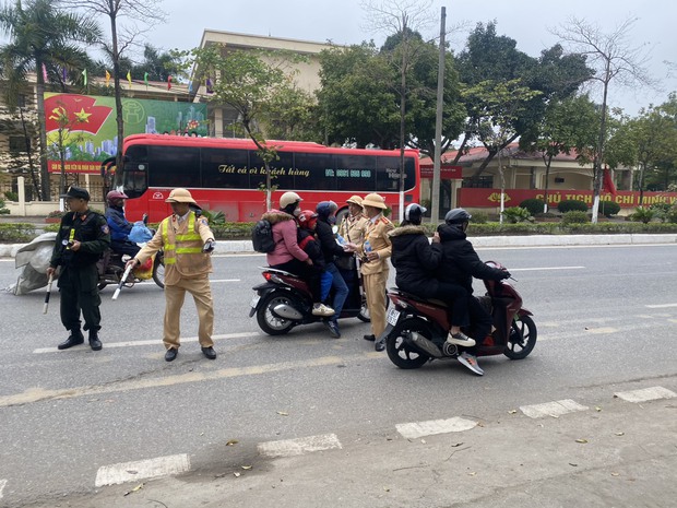 Cảnh sát giao thông Hà Nội xuyên đêm, xuyên Tết tiếp sức người dân về quê ăn Tết - Ảnh 8.