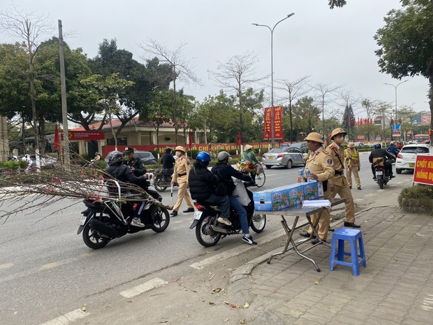 Cảnh sát giao thông Hà Nội xuyên đêm, xuyên Tết tiếp sức người dân về quê ăn Tết - Ảnh 7.