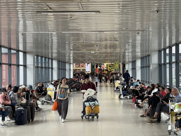 Sân bay Nội Bài đông nghẹt ngày 28 Tết, hành khách vạ vật, nằm ngồi la liệt - Ảnh 16.
