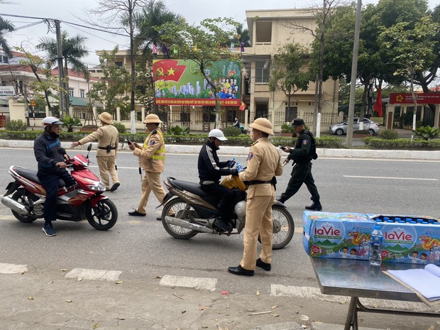 Cảnh sát giao thông Hà Nội xuyên đêm, xuyên Tết tiếp sức người dân về quê ăn Tết - Ảnh 6.