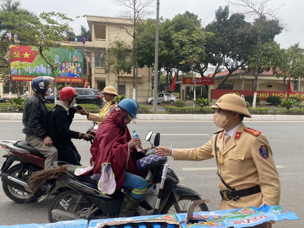 Cảnh sát giao thông Hà Nội xuyên đêm, xuyên Tết tiếp sức người dân về quê ăn Tết - Ảnh 5.