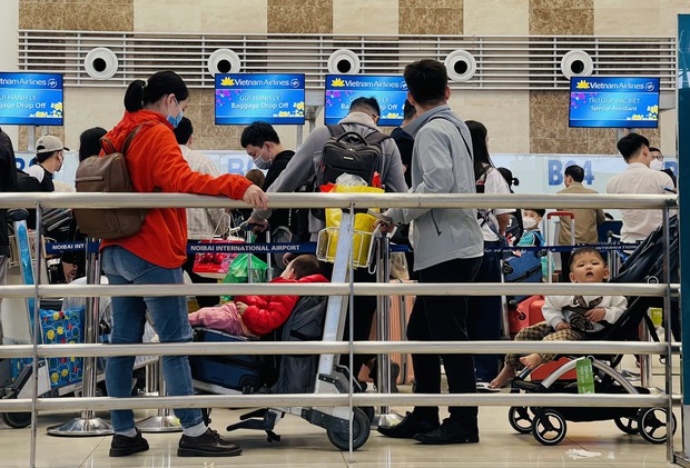 Sân bay Nội Bài đông nghẹt ngày 28 Tết, hành khách vạ vật, nằm ngồi la liệt - Ảnh 14.