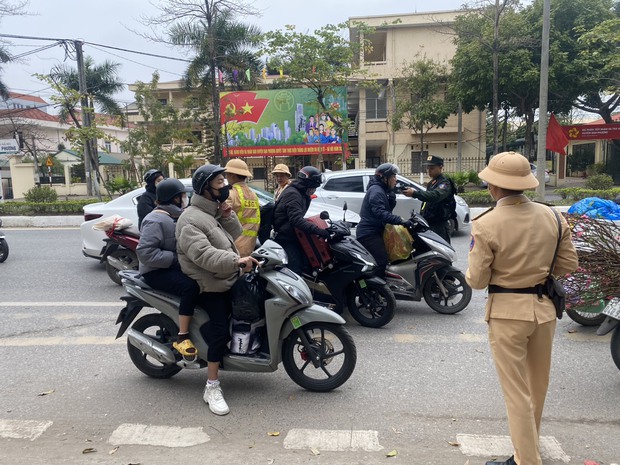 Cảnh sát giao thông Hà Nội xuyên đêm, xuyên Tết tiếp sức người dân về quê ăn Tết - Ảnh 4.