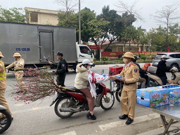 Cảnh sát giao thông Hà Nội xuyên đêm, xuyên Tết tiếp sức người dân về quê ăn Tết - Ảnh 2.