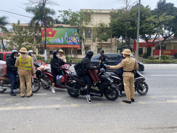 Cảnh sát giao thông Hà Nội xuyên đêm, xuyên Tết tiếp sức người dân về quê ăn Tết - Ảnh 1.